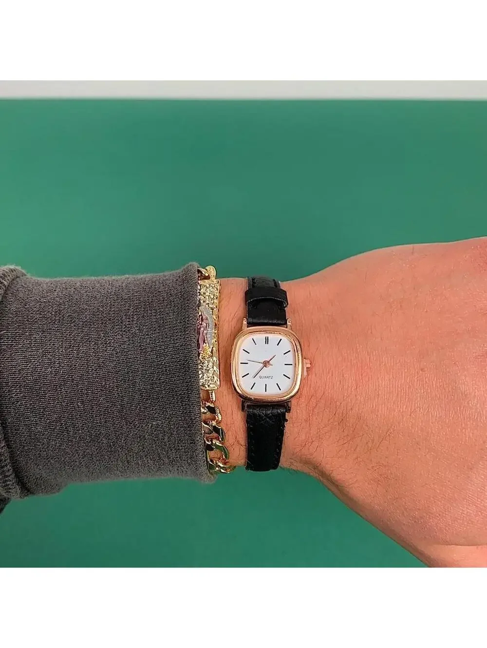 Essential Vintage Style Simple Black Watch. Works Well. Unisex. Magnet Band. $